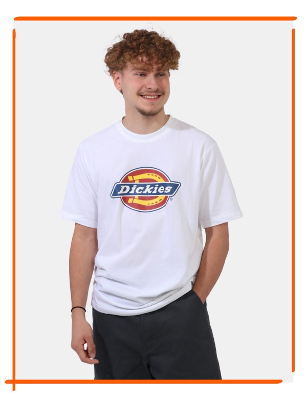 T-shirt Dickies Bianco - T-shirt su sfondo bianco con stampa logo brand in tinta originale. La vestibilità è morbida e regol