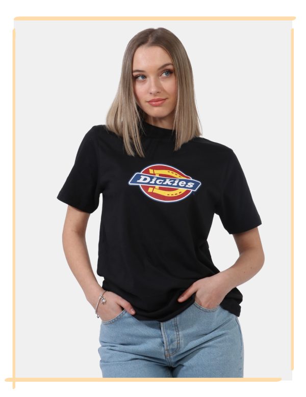 T-shirt Dickies Nero - T-shirt su sfondo nero con stampa logo brand in tinta originale. La vestibilità è morbida e regolare.