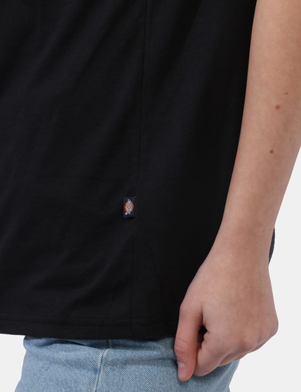 T-shirt Dickies Nero - T-shirt su sfondo nero con stampa logo brand in tinta originale. La vestibilità è morbida e regolare.