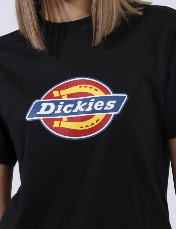T-shirt Dickies Nero - T-shirt su sfondo nero con stampa logo brand in tinta originale. La vestibilità è morbida e regolare.