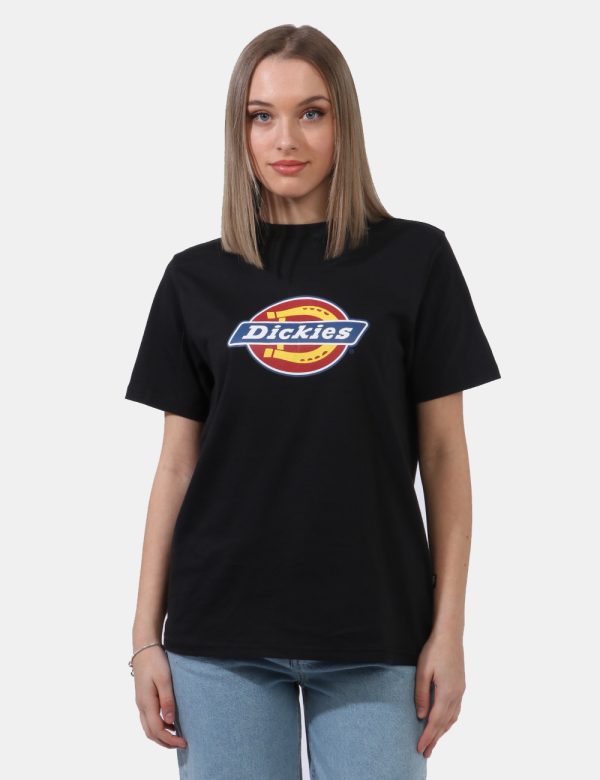T-shirt Dickies Nero - T-shirt su sfondo nero con stampa logo brand in tinta originale. La vestibilità è morbida e regolare.
