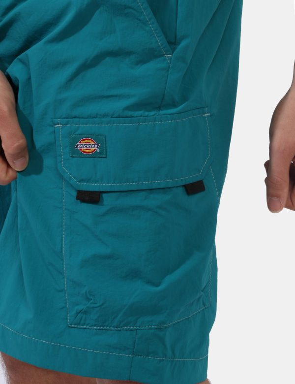 Bermuda Dickies Azzurro - Bermuda in total azzurro acquamarina. Presenti tasche a taglio trasversale più tasche a toppa late