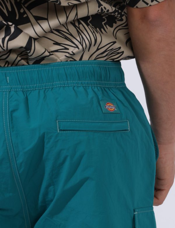 Bermuda Dickies Azzurro - Bermuda in total azzurro acquamarina. Presenti tasche a taglio trasversale più tasche a toppa late