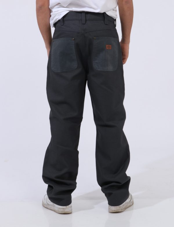 Pantaloni Dickies Grigio - Pantaloni in simil jeans ed in total grigio intenso. Presenti tasche sagomate e tasche a toppa in