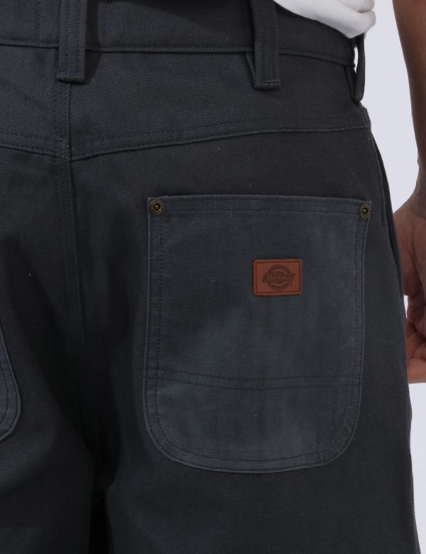 Pantaloni Dickies Grigio - Pantaloni in simil jeans ed in total grigio intenso. Presenti tasche sagomate e tasche a toppa in