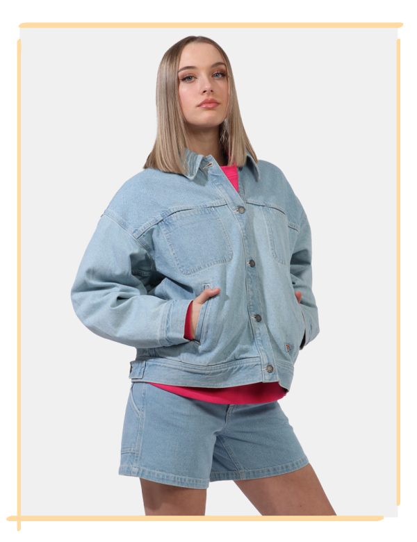 Giacca Dickies Jeans - Giacca in total blu denim light con colletto alla peter pan. Presenti diverse tasche a taglio. La ves