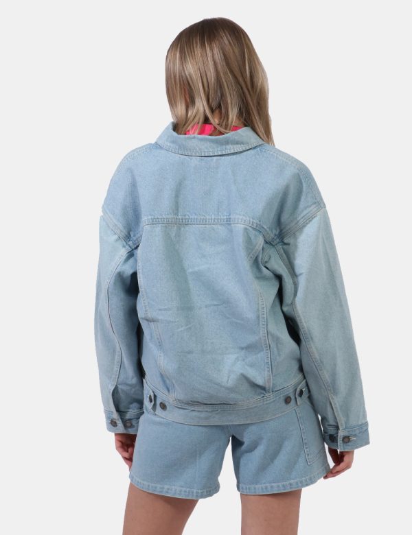 Giacca Dickies Jeans - Giacca in total blu denim light con colletto alla peter pan. Presenti diverse tasche a taglio. La ves