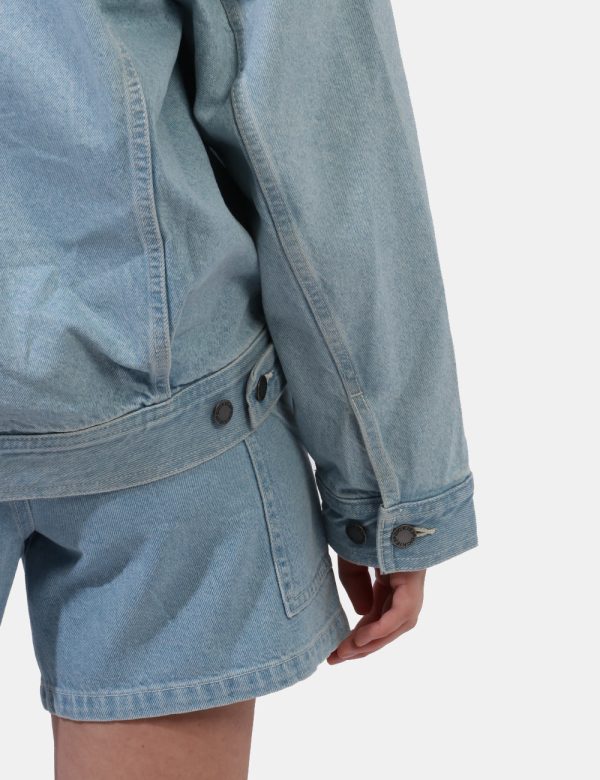 Giacca Dickies Jeans - Giacca in total blu denim light con colletto alla peter pan. Presenti diverse tasche a taglio. La ves