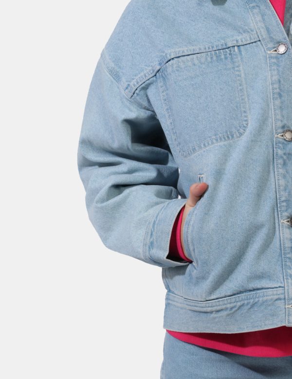 Giacca Dickies Jeans - Giacca in total blu denim light con colletto alla peter pan. Presenti diverse tasche a taglio. La ves