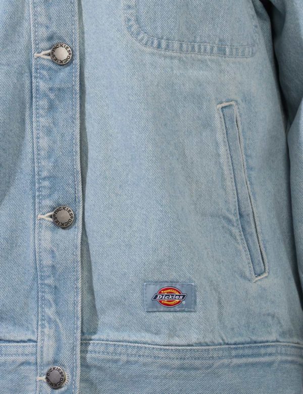 Giacca Dickies Jeans - Giacca in total blu denim light con colletto alla peter pan. Presenti diverse tasche a taglio. La ves