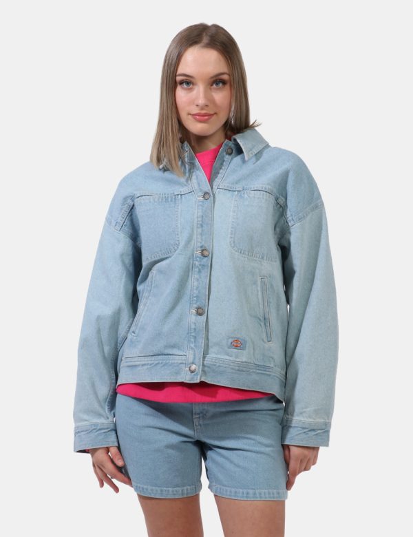 Giacca Dickies Jeans - Giacca in total blu denim light con colletto alla peter pan. Presenti diverse tasche a taglio. La ves