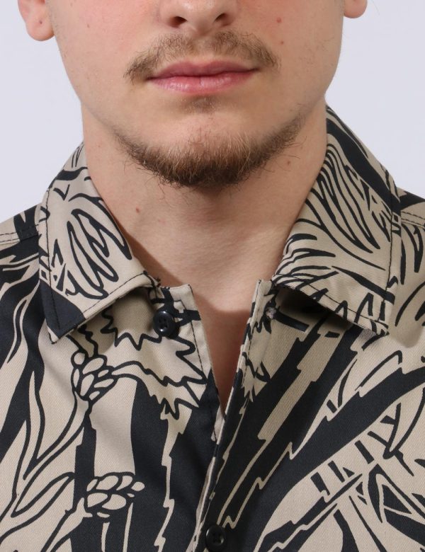 Camicia Dickies Beige - Camicia a maniche corte in tessuto spesso su base beige con stampa allover a fantasia in total nero.