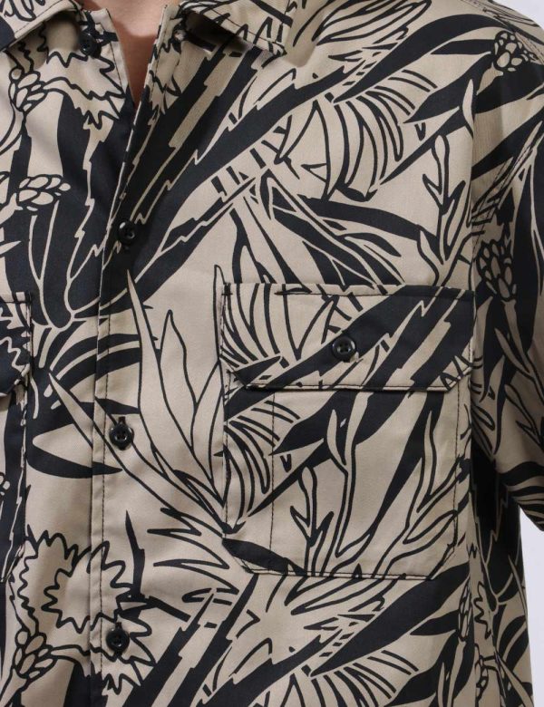 Camicia Dickies Beige - Camicia a maniche corte in tessuto spesso su base beige con stampa allover a fantasia in total nero.
