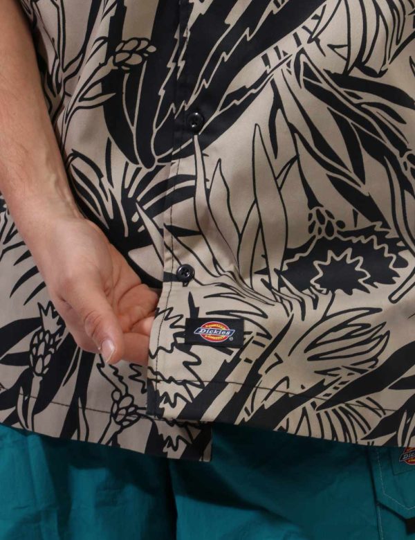 Camicia Dickies Beige - Camicia a maniche corte in tessuto spesso su base beige con stampa allover a fantasia in total nero.