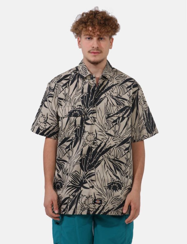 Camicia Dickies Beige - Camicia a maniche corte in tessuto spesso su base beige con stampa allover a fantasia in total nero.