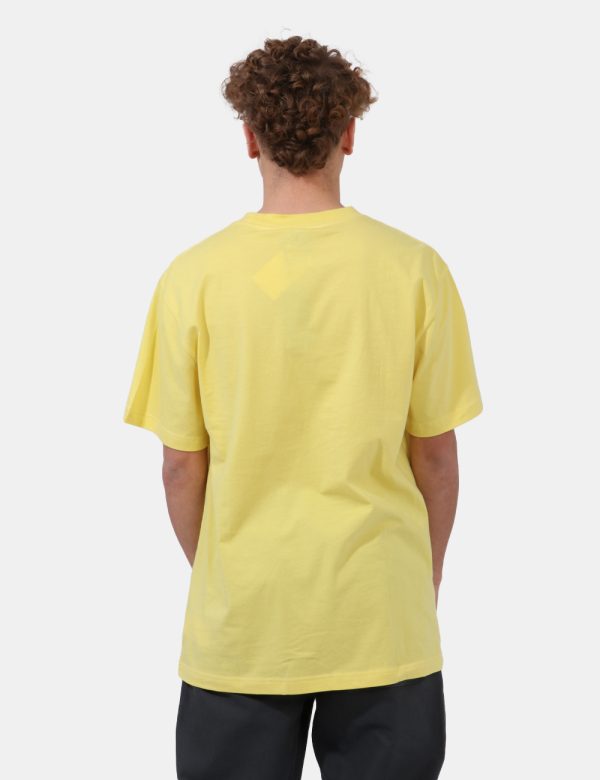 T-shirt Dickies Giallo - T-shirt in total giallo pastello con logo brand ricamato nero. La vestibilità è morbida e regolare.