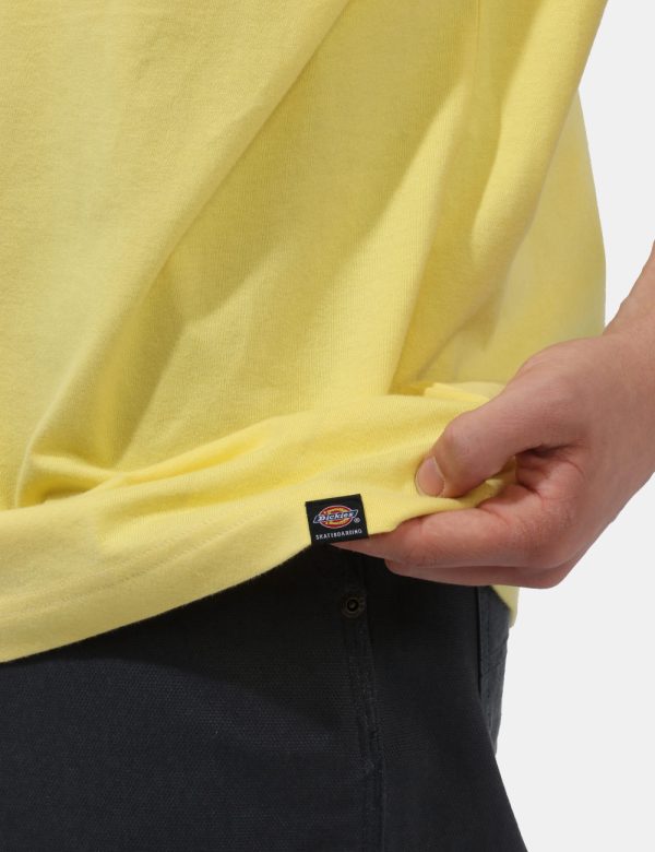 T-shirt Dickies Giallo - T-shirt in total giallo pastello con logo brand ricamato nero. La vestibilità è morbida e regolare.