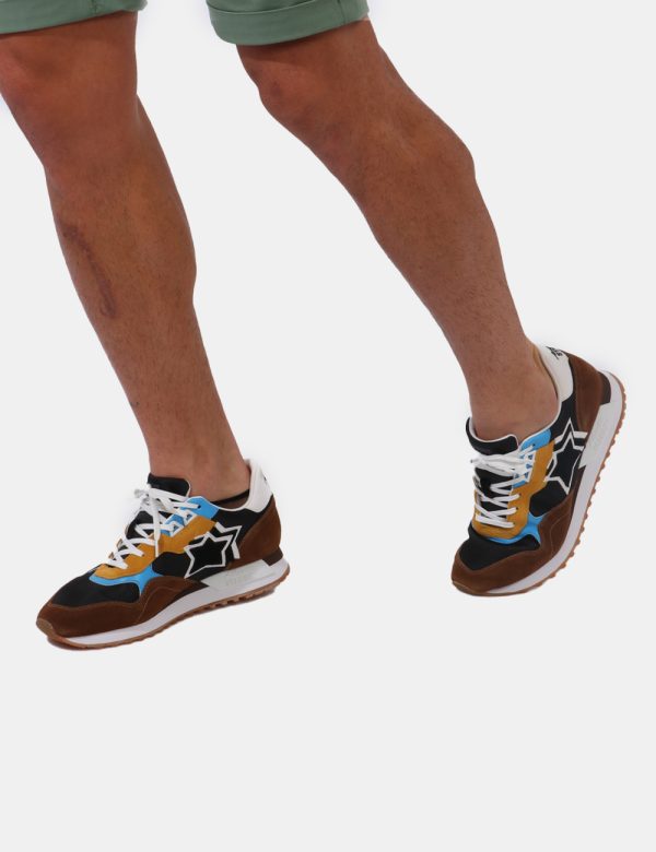 Scarpe Atlantic Stars Marrone - Scarpe sneakers in varie tonalità di marrone, nero, giallo ocra e azzurro. Presente patch st