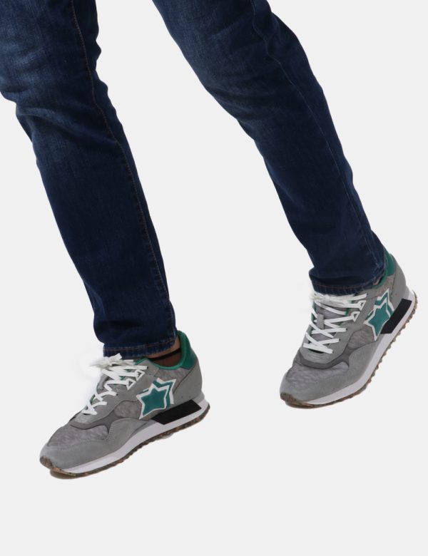 Scarpe Atlantic Stars Grigio - Scarpe sneakers in varie tonalità di grigio e bianco con dettagli verde e giallo. Presente pa