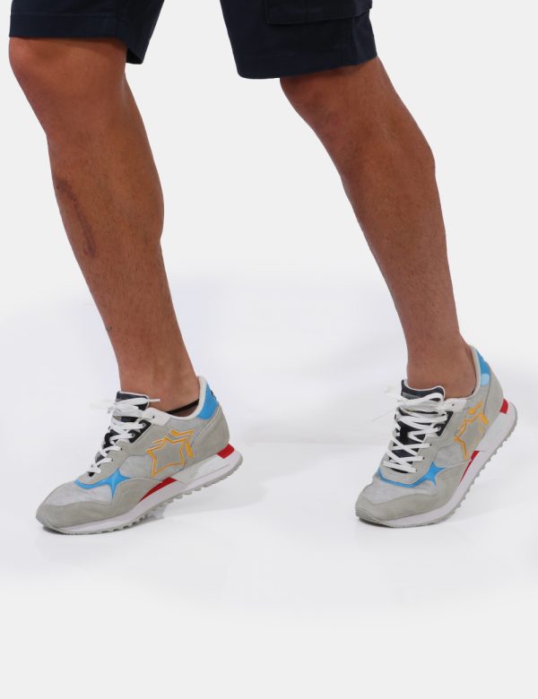 Scarpe Atlantic Stars Grigio - Scarpe sneakers in simil velluto in total grigio chiaro con dettagli azzurri e rossi più patc