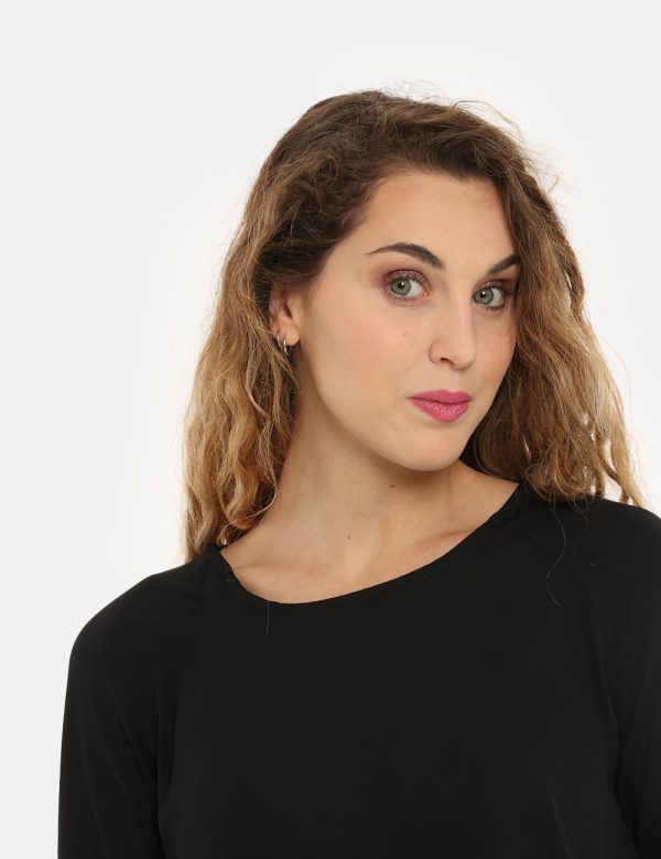 Maglia Vougue nero - COMPOSIZIONE E VESTIBILITÀ:100% poliestereLa modella è alta 170 cm e indossa la taglia S. La vestibilit