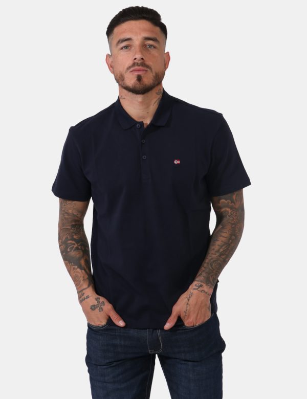 Polo Napapijri Blu - Polo in total blu navy con patch logo brand applicato ad altezza cuore. Presente colletto alla peter pa