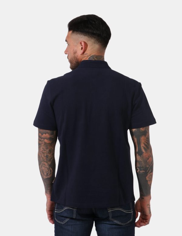 Polo Napapijri Blu - Polo in total blu navy con patch logo brand applicato ad altezza cuore. Presente colletto alla peter pa