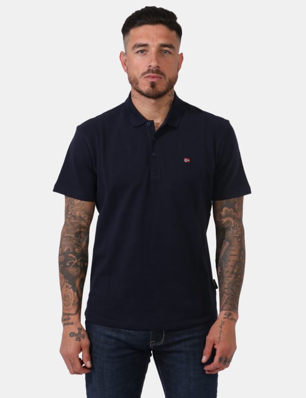 Polo Napapijri Blu - Polo in total blu navy con patch logo brand applicato ad altezza cuore. Presente colletto alla peter pa