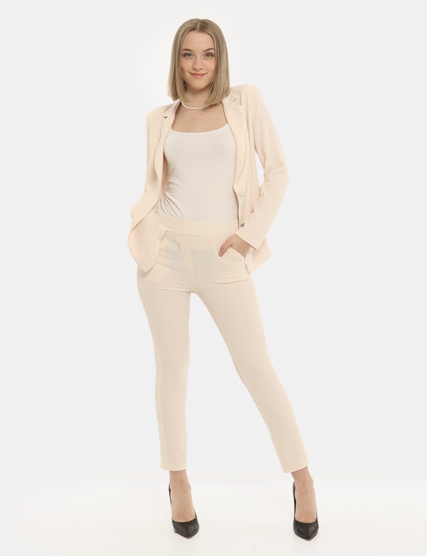 Pantalone Vougue beige - COMPOSIZIONE E VESTIBILITÀ:96% poliestere 4% elastaneLa modella è alta 170 cm e indossa la taglia S