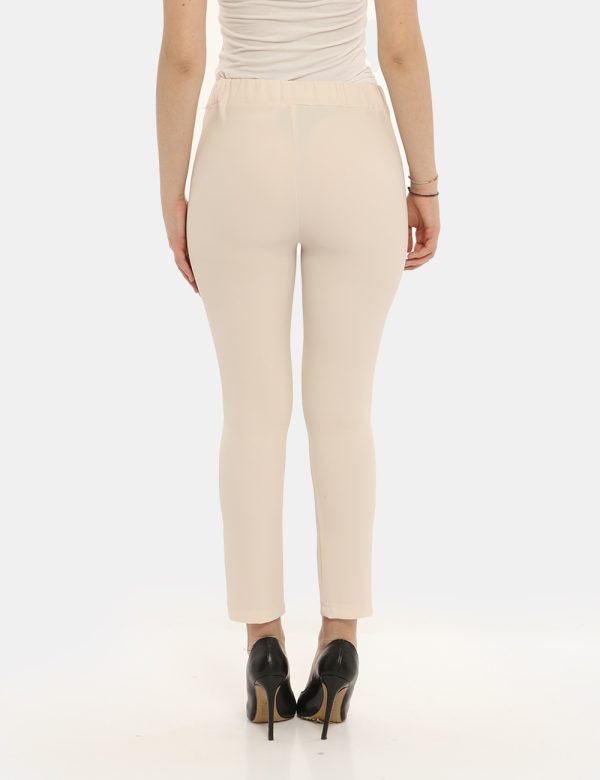 Pantalone Vougue beige - COMPOSIZIONE E VESTIBILITÀ:96% poliestere 4% elastaneLa modella è alta 170 cm e indossa la taglia S