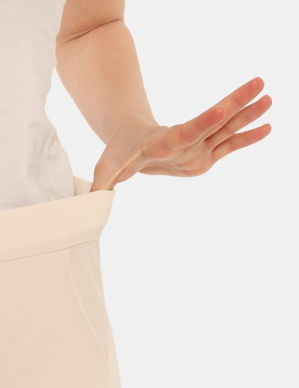 Pantalone Vougue beige - COMPOSIZIONE E VESTIBILITÀ:96% poliestere 4% elastaneLa modella è alta 170 cm e indossa la taglia S