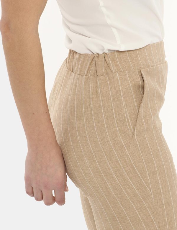 Pantalone Vougue beige in coordinato - COMPOSIZIONE E VESTIBILITÀ:100% poliestereLa modella è alta 170 cm e indossa la tagli