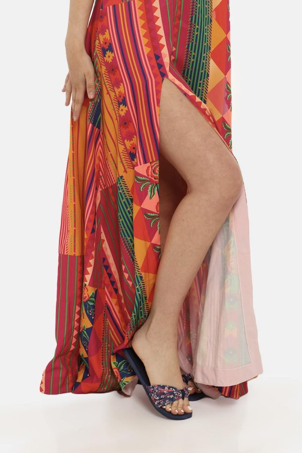 Vestito F**k fantasia rosa - COMPOSIZIONE E VESTIBILITÀ:100% poliestereLa modella è alta 170 cm e indossa la taglia S. La ve