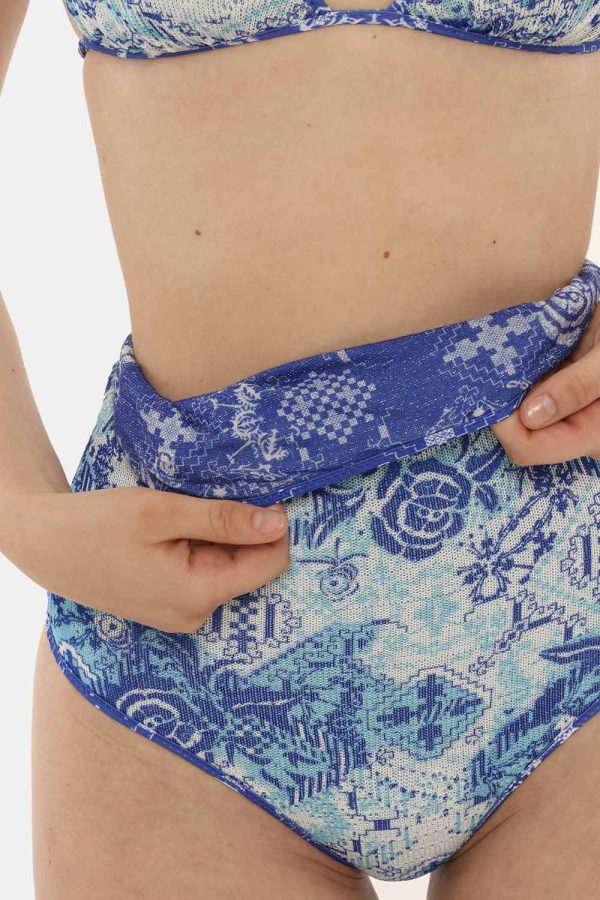 Costume F**k bikini azzurro - COMPOSIZIONE E VESTIBILITÀ:81% poliestere 14% poliammidica 5% elastaneLa modella è alta 170 cm