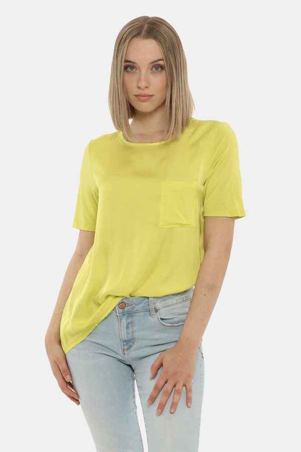 T-shirt Fracomina verde acido - COMPOSIZIONE E VESTIBILITÀ:100% viscosaLa modella è alta 170 cm e indossa la taglia S. La ve