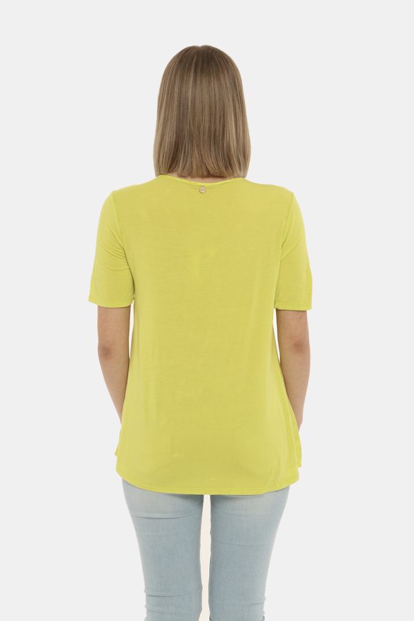 T-shirt Fracomina verde acido - COMPOSIZIONE E VESTIBILITÀ:100% viscosaLa modella è alta 170 cm e indossa la taglia S. La ve