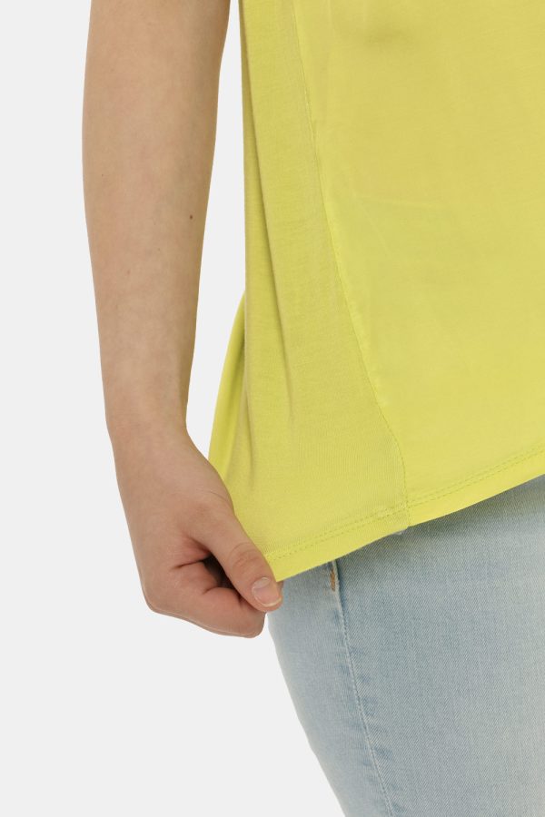 T-shirt Fracomina verde acido - COMPOSIZIONE E VESTIBILITÀ:100% viscosaLa modella è alta 170 cm e indossa la taglia S. La ve