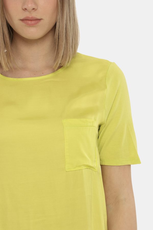 T-shirt Fracomina verde acido - COMPOSIZIONE E VESTIBILITÀ:100% viscosaLa modella è alta 170 cm e indossa la taglia S. La ve