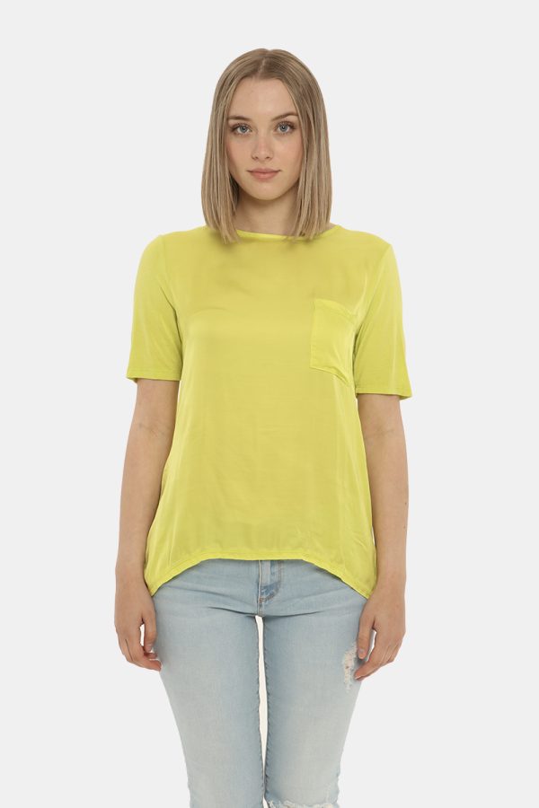 T-shirt Fracomina verde acido - COMPOSIZIONE E VESTIBILITÀ:100% viscosaLa modella è alta 170 cm e indossa la taglia S. La ve