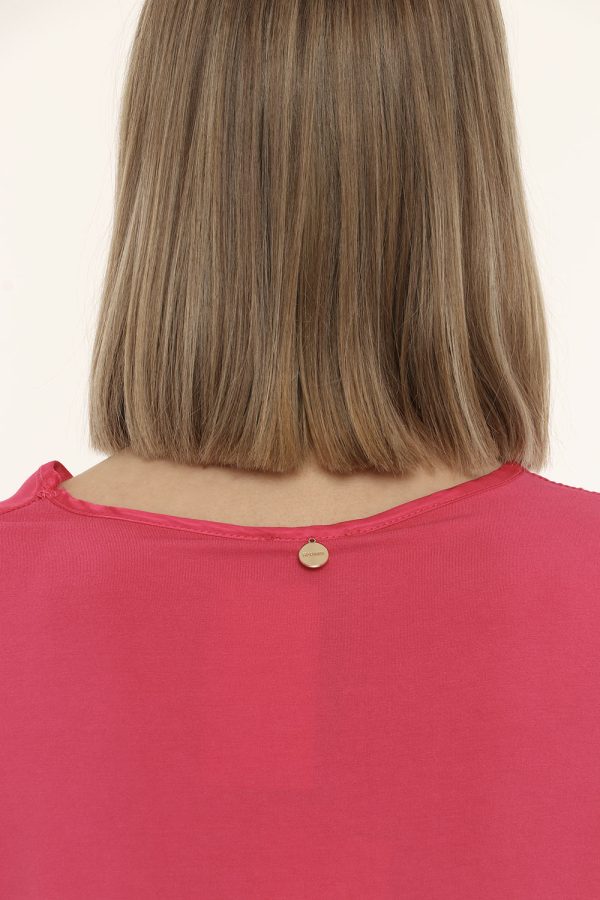 T-shirt Fracomina fuxia - COMPOSIZIONE E VESTIBILITÀ:100% viscosaLa modella è alta 170 cm e indossa la taglia S. La vestibil