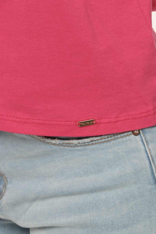 T-shirt Fracomina fuxia con collana - COMPOSIZIONE E VESTIBILITÀ:90% cotone 10% elastaneLa modella è alta 170 cm e indossa l