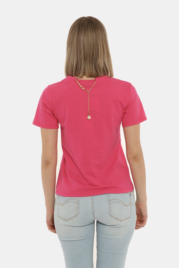 T-shirt Fracomina fuxia con collana - COMPOSIZIONE E VESTIBILITÀ:90% cotone 10% elastaneLa modella è alta 170 cm e indossa l