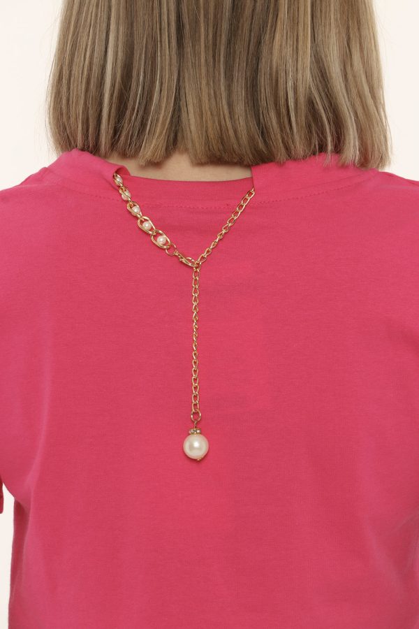 T-shirt Fracomina fuxia con collana - COMPOSIZIONE E VESTIBILITÀ:90% cotone 10% elastaneLa modella è alta 170 cm e indossa l