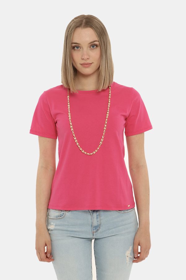 T-shirt Fracomina fuxia con collana - COMPOSIZIONE E VESTIBILITÀ:90% cotone 10% elastaneLa modella è alta 170 cm e indossa l