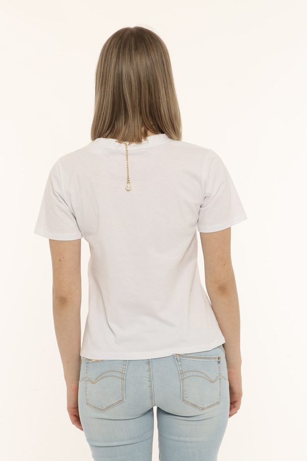 T-shirt Fracomina bianca con collana - COMPOSIZIONE E VESTIBILITÀ:90% cotone 10% elastaneLa modella è alta 170 cm e indossa
