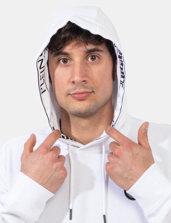 Felpa Plein Sport Bianco - Felpa con cappuccio e polsini in total bianco. Presente patch logo brand ad altezza cuore, pratic