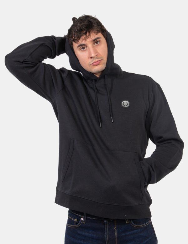 Felpa Plein Sport Nero - Felpa con cappuccio e polsini in total nero. Presente patch logo brand ad altezza cuore, pratico ta