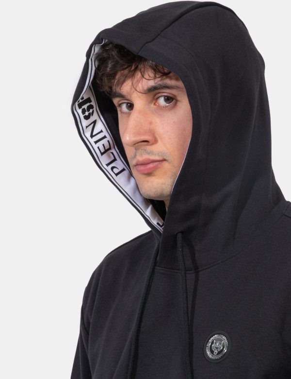 Felpa Plein Sport Nero - Felpa con cappuccio e polsini in total nero. Presente patch logo brand ad altezza cuore, pratico ta