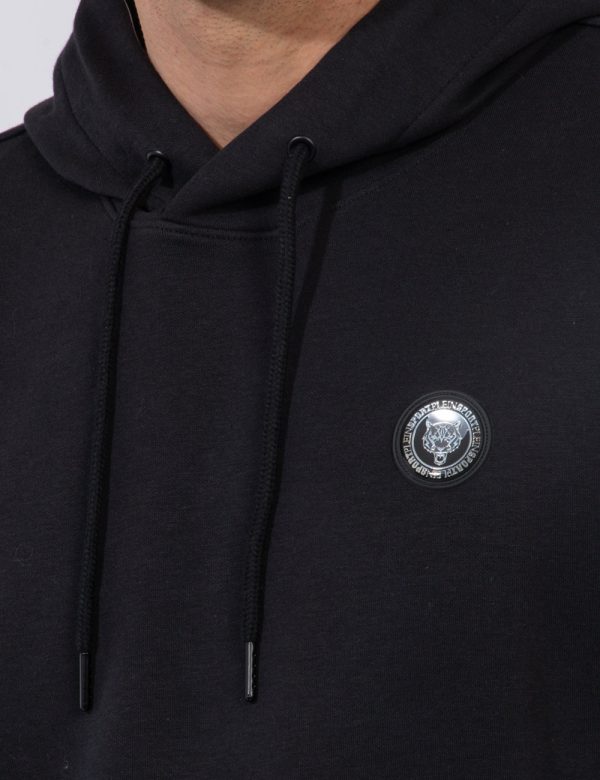 Felpa Plein Sport Nero - Felpa con cappuccio e polsini in total nero. Presente patch logo brand ad altezza cuore, pratico ta