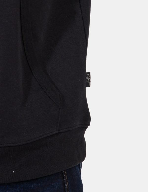 Felpa Plein Sport Nero - Felpa con cappuccio e polsini in total nero. Presente patch logo brand ad altezza cuore, pratico ta